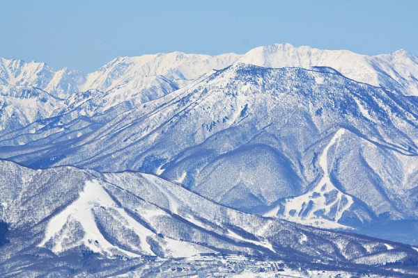 Madarao and unknown resort in the distance we can see the towering Hakuba range over 65km away.